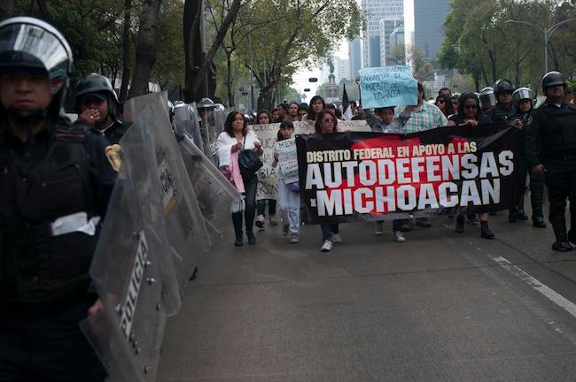 ‪En el DF marchan por autodefensas de Michoacán (imágenes)‬