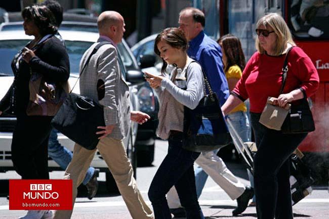 El peligro de enviar textos al caminar