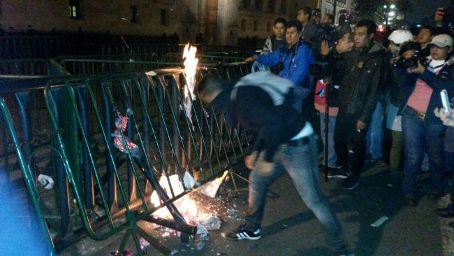 Lanzan bombas molotov a Palacio Nacional tras marcha por Ayotzinapa (Video)