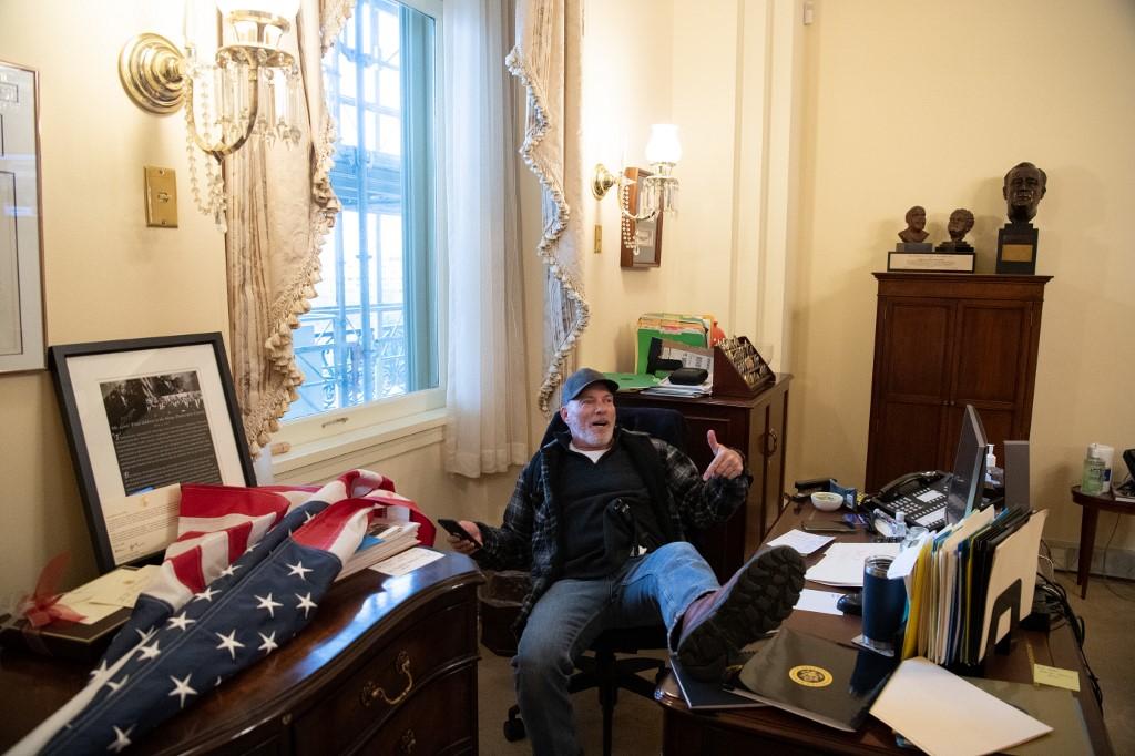 Arrestan a 15 personas que irrumpieron en el Capitolio, incluido el que posó en la oficina de Nancy Pelosi
