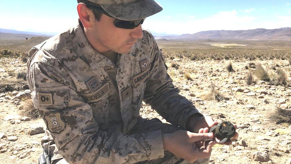 “Tu primer error será el último”: la tarea peligrosa de los militares chilenos que limpian las minas sembradas por Augusto Pinochet a 4.000 metros de altura