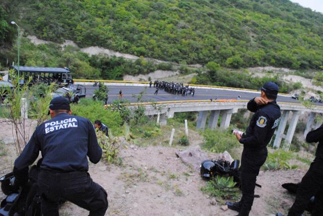 Normalistas marchan en Tixtla; autoridades instalan retenes para impedir su paso