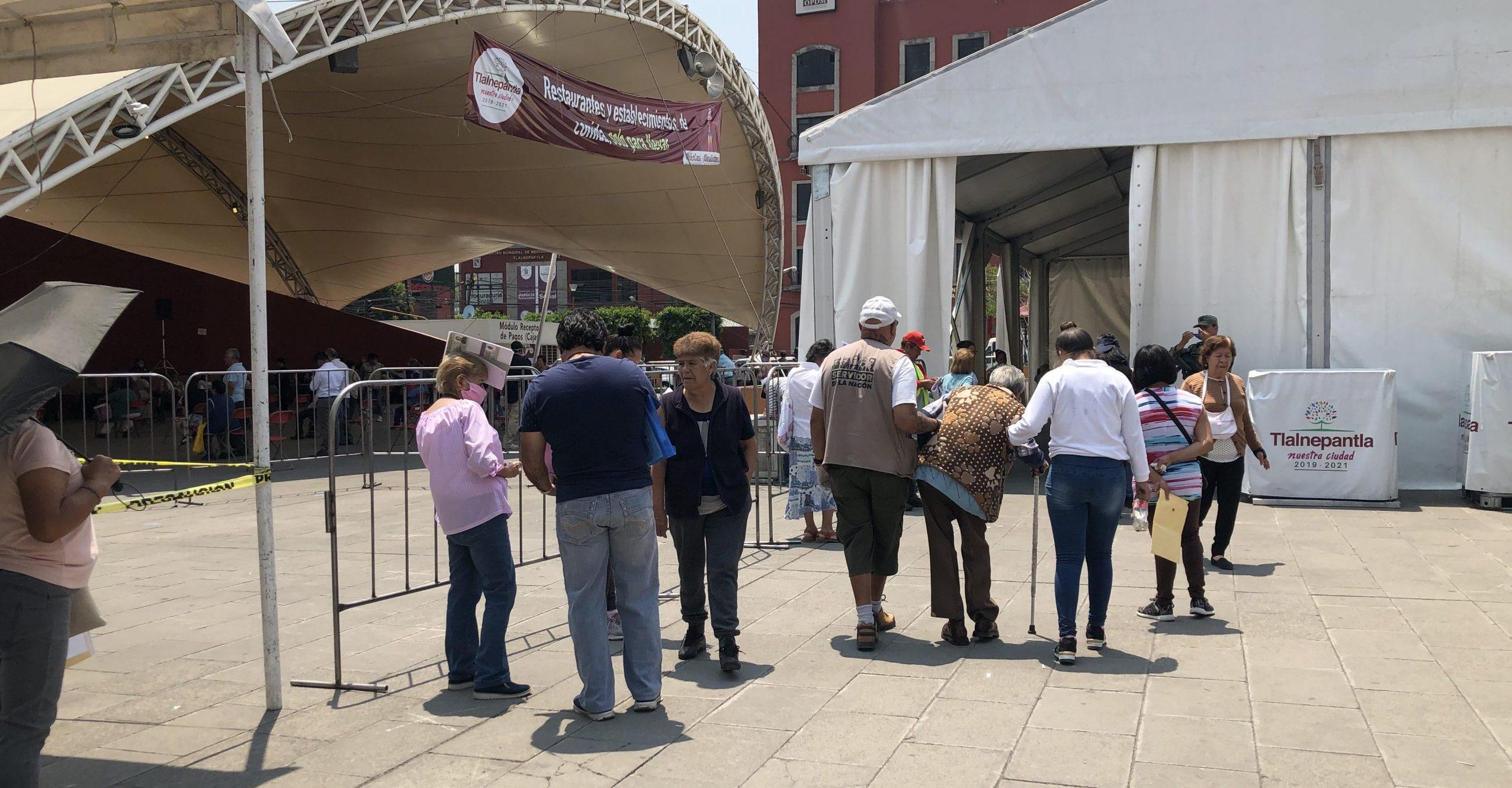 Formados hasta por 4 horas, adultos mayores enfrentan burocracia para cobrar pensiones