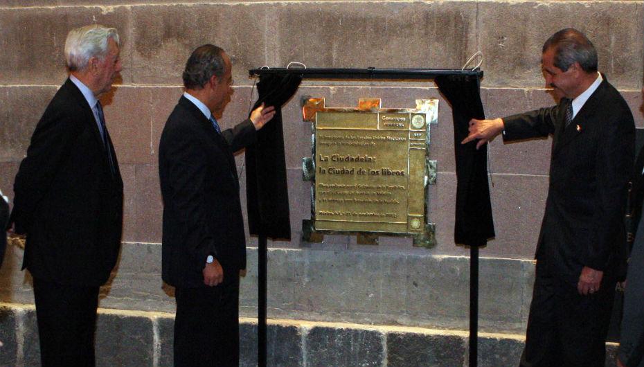 Calderón entrega el Premio Carlos Fuentes e inaugura “La Ciudad de los Libros”