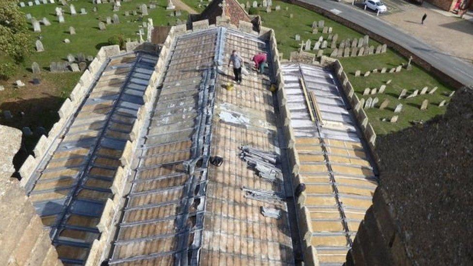 Los “audaces” ladrones que se robaron todo el techo de una iglesia en Inglaterra