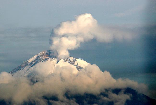 Despierta Popocatépetl con fumarola