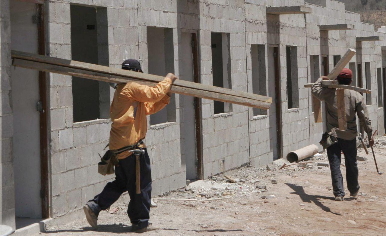 Comprar terrenos, remodelar viviendas y no intermediarios: los cambios que propone AMLO a la ley del Infonavit