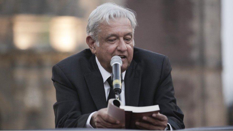 AMLO escritor: la no tan conocida faceta literaria de López Obrador (y de qué tratan los 17 libros que ha publicado)