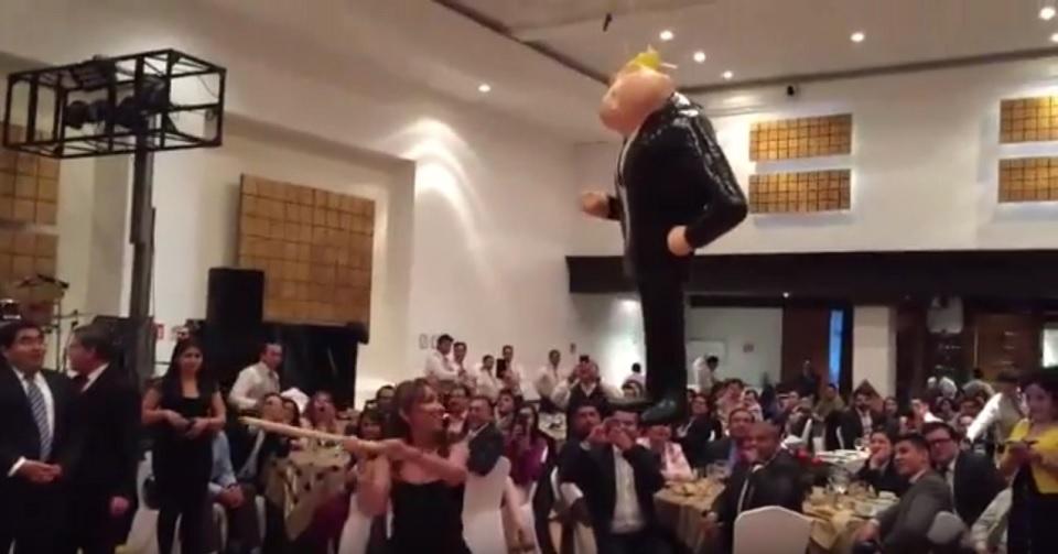 Dale, dale, dale: senadores del PRD golpean una piñata de Trump y le dedican mentadas