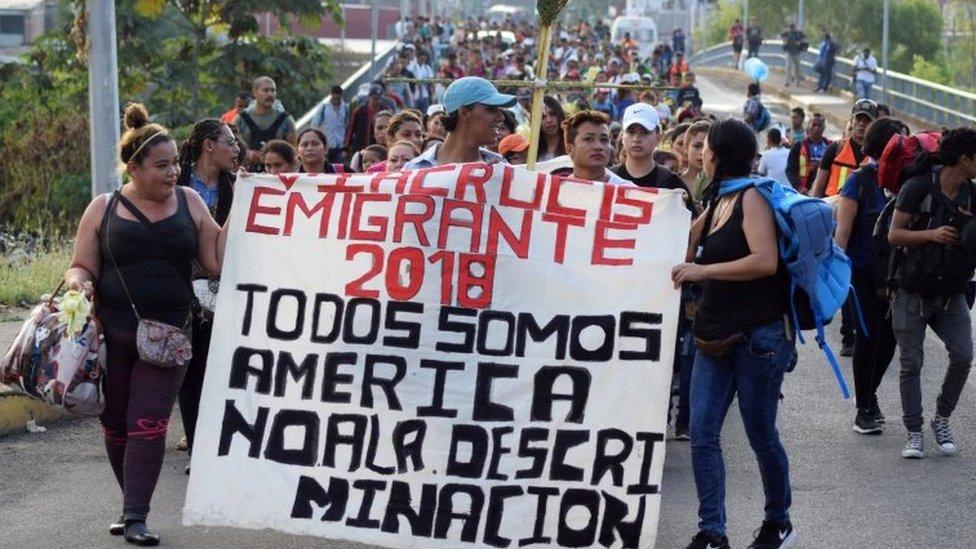 A dónde se dirige y qué busca la gran caravana de migrantes que puso en alerta a Donald Trump