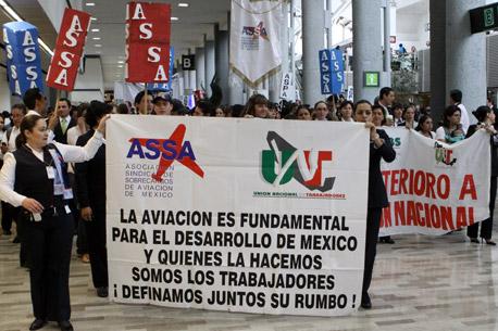 ¿Dónde está el dinero para <i>salvar</i> a Mexicana?, se preguntan los sindicatos