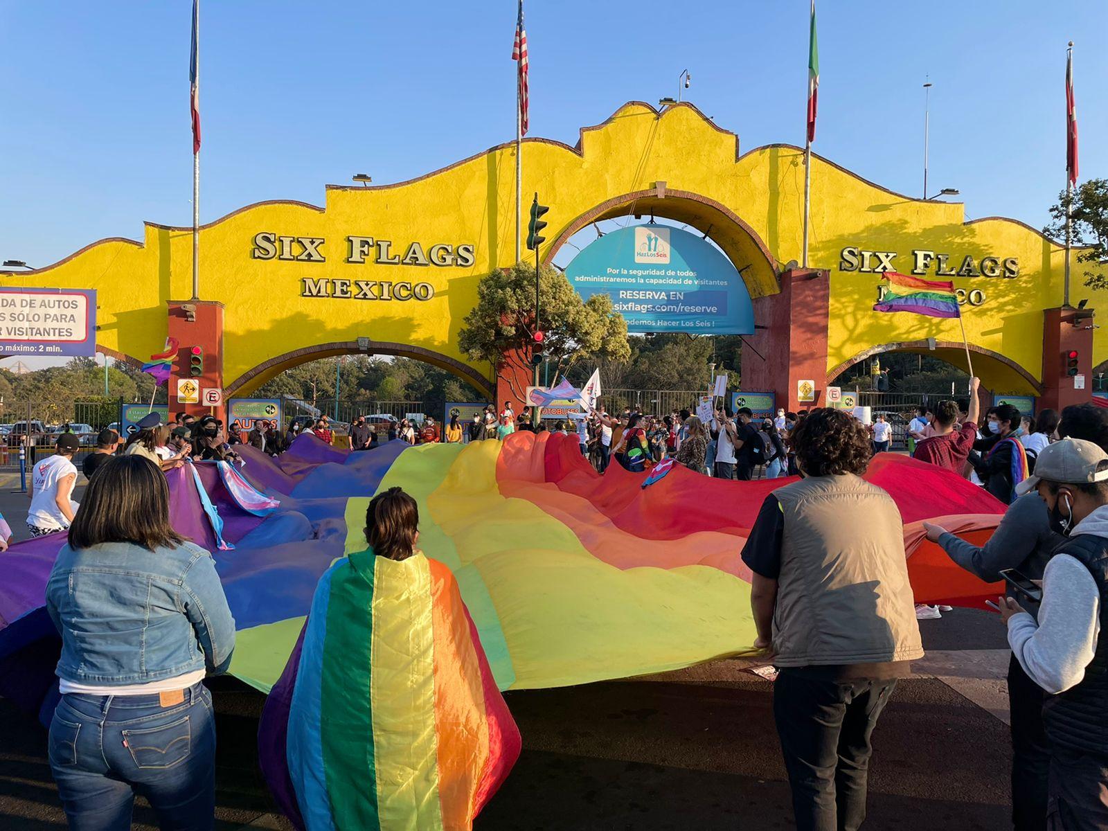 Tras denuncia por discriminación, *Six Flags se reunirá con una comisión de la comunidad LGBT+*