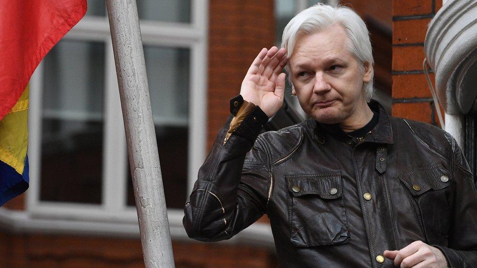 Por qué cortaron las comunicaciones a Julian Assange en la embajada de Ecuador en Londres