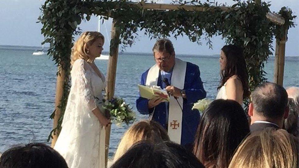 “No soy el tipo correcto de católica por mi elección de pareja”: la maestra de Miami a la que despidieron por haberse casado con una mujer