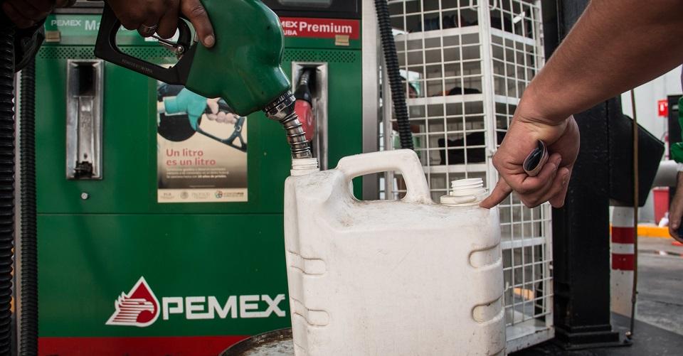 Fitch Ratings baja calificación crediticia de Pemex; AMLO acusa a la agencia de hipócrita