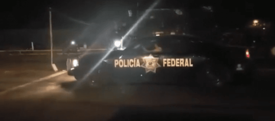 Llevan una patrulla de la Policía Federal al mecánico y termina participando en arrancones
