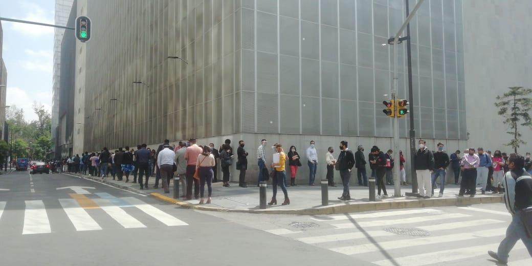 Sin sana distancia, decenas hacen filas para juzgados en CDMX