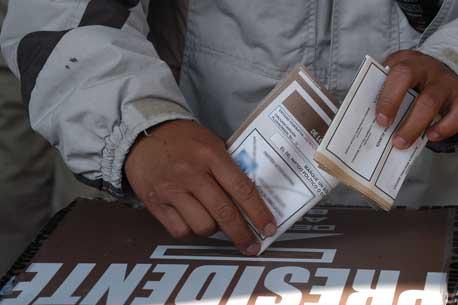 Alista IFE voto de mexicanos en el extranjero rumbo al 2012