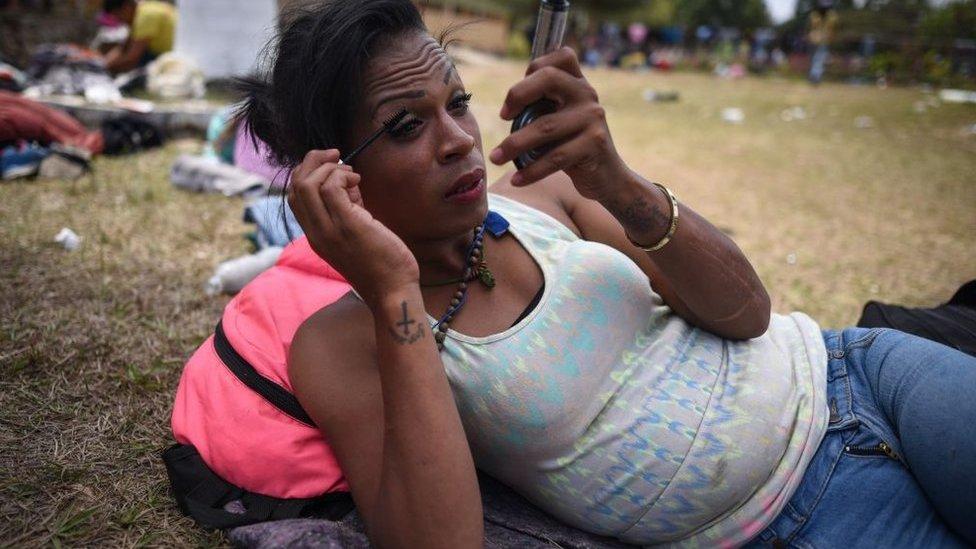 Caravana de migrantes en Tijuana: “Salí de Honduras porque mataron a mi pareja por homofobia”, la violencia que persigue a las transexuales de Centroamérica