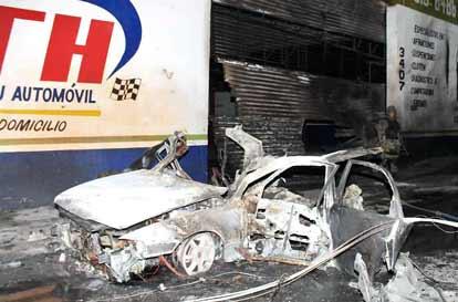 Explota coche bomba al paso de convoy militar en Monterrey