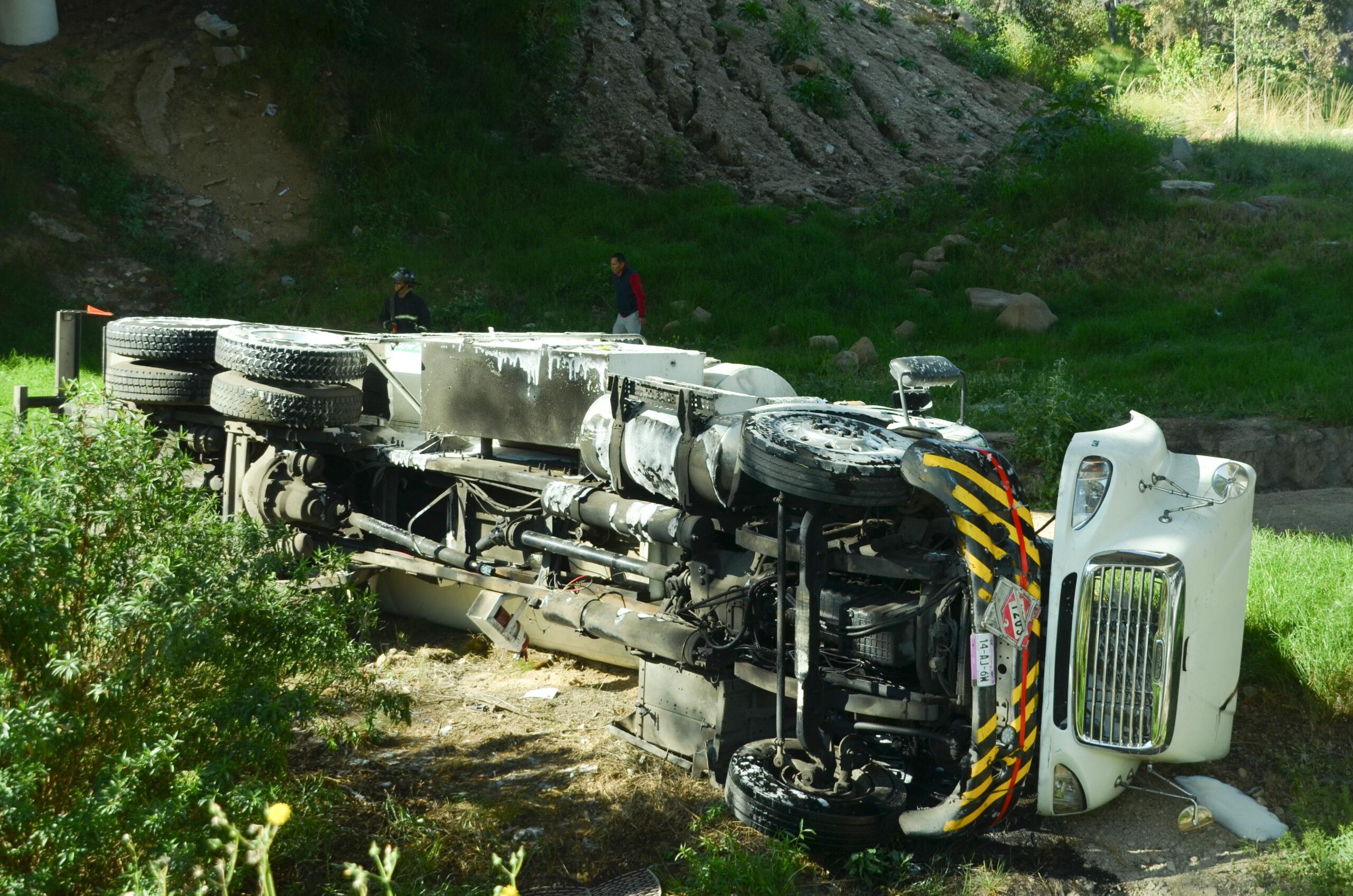 Cinco muertos y 21 intoxicados deja volcadura de pipa con amoniaco en autopista Siglo 21