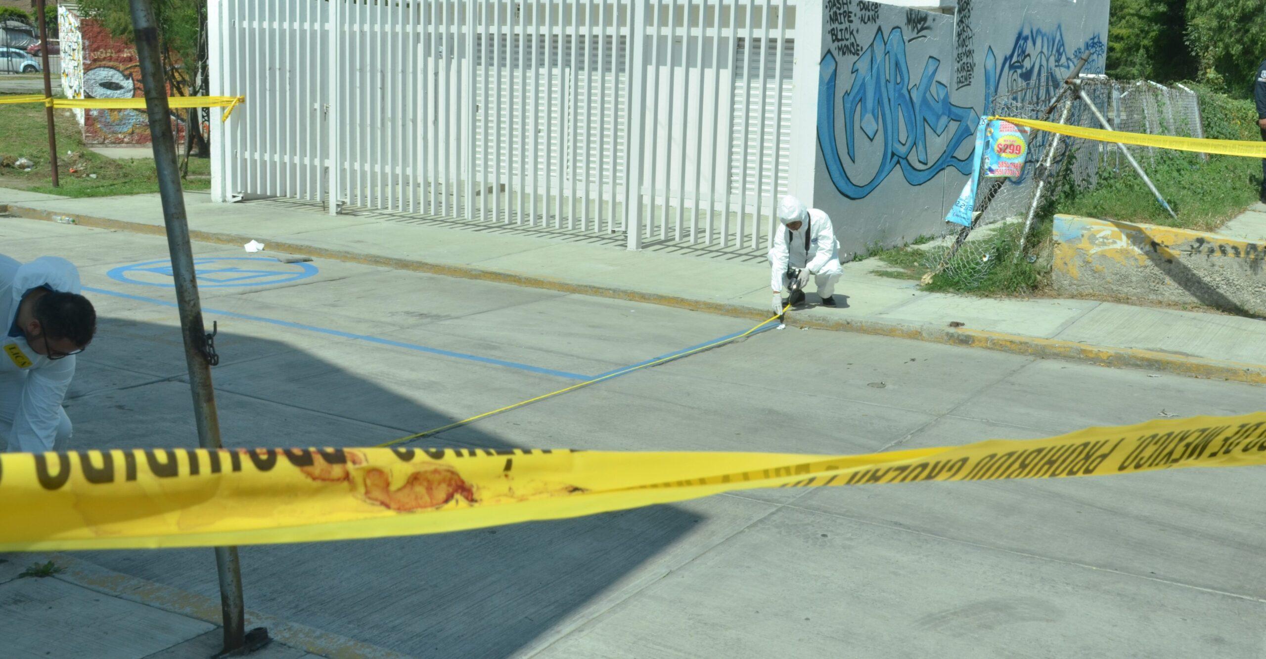 Asesinan a balazos a tres personas que viajaban en una camioneta en el Estado de México