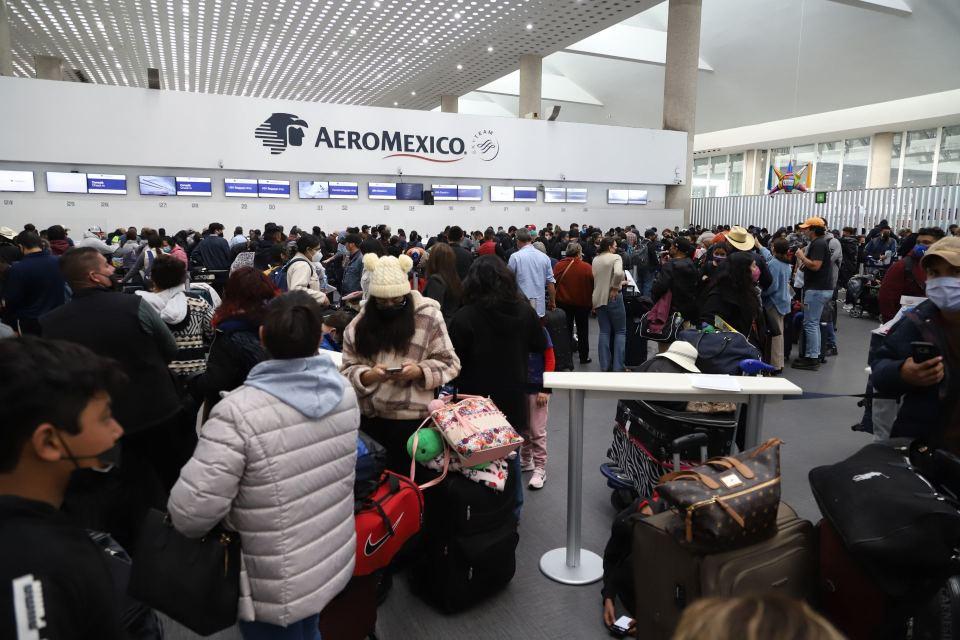 COVID afecta a aerolíneas del AICM: hay 87 pilotos contagiados, largas filas y vuelos retrasados