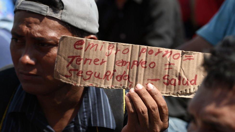 “No es una caravana (de migrantes), es un éxodo”: las razones de los cientos de hondureños que siguen los pasos de los que ya caminan por México