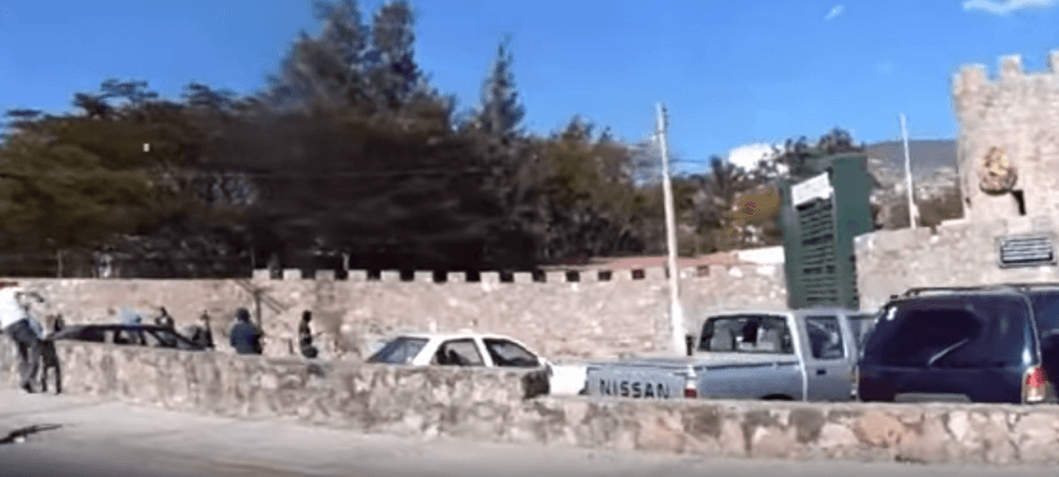 Normalistas lanzan cohetones, piedras y palos contra una zona militar en Chilpancingo, Guerrero