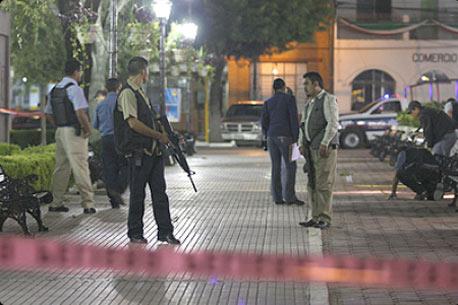 Atacan con granada casa de funcionario en NL