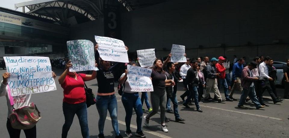 Secretario de Salud se disculpó y garantizó medicamento hasta diciembre: padres de niños con cáncer