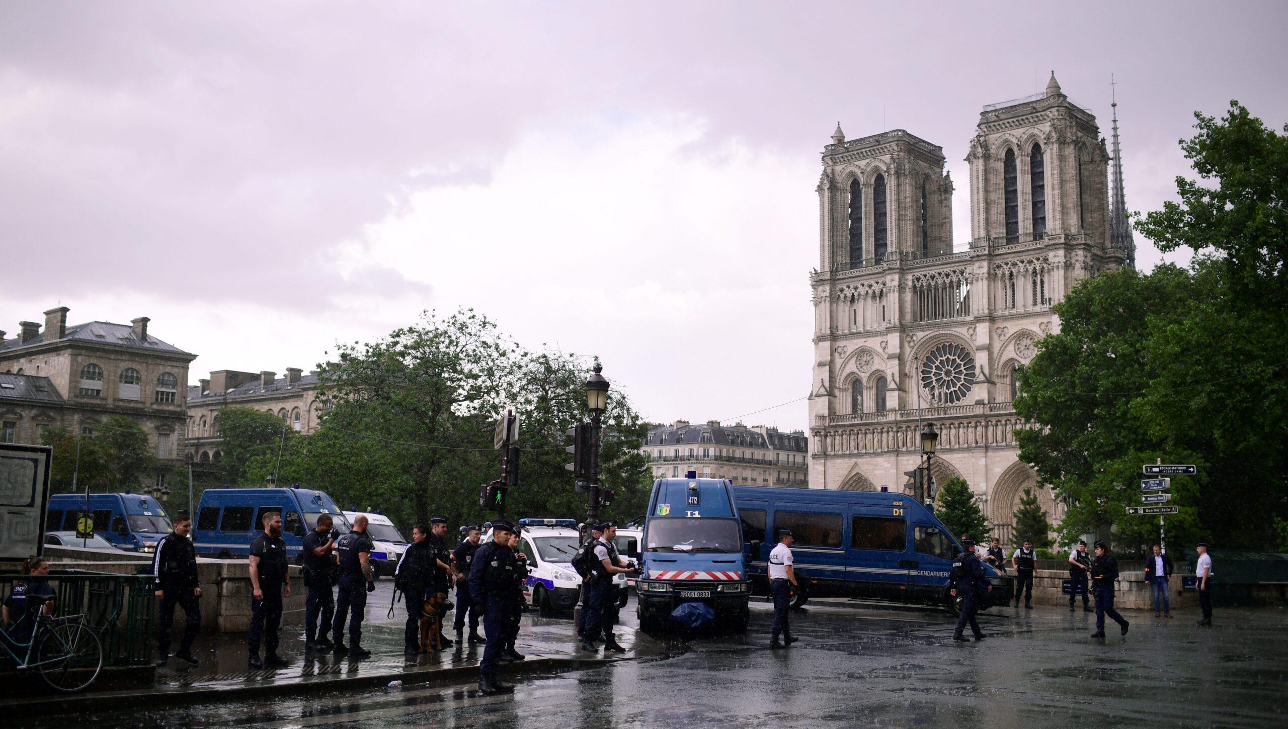 Atacan a un policía frente a la Catedral Notre-Dame de París