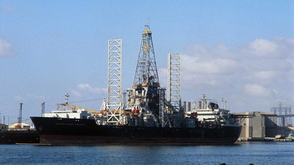 La increíble historia del barco construido por EE.UU. para reflotar un submarino ruso hundido a 5.000 metros de profundidad