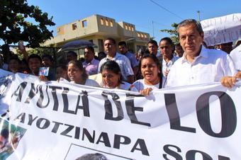 Gobernador de Guerrero participa en marcha por Ayotzinapa