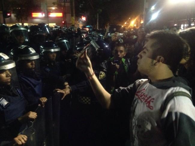 Novena acción por Ayotzinapa: 5 detenidos y golpes en el DF