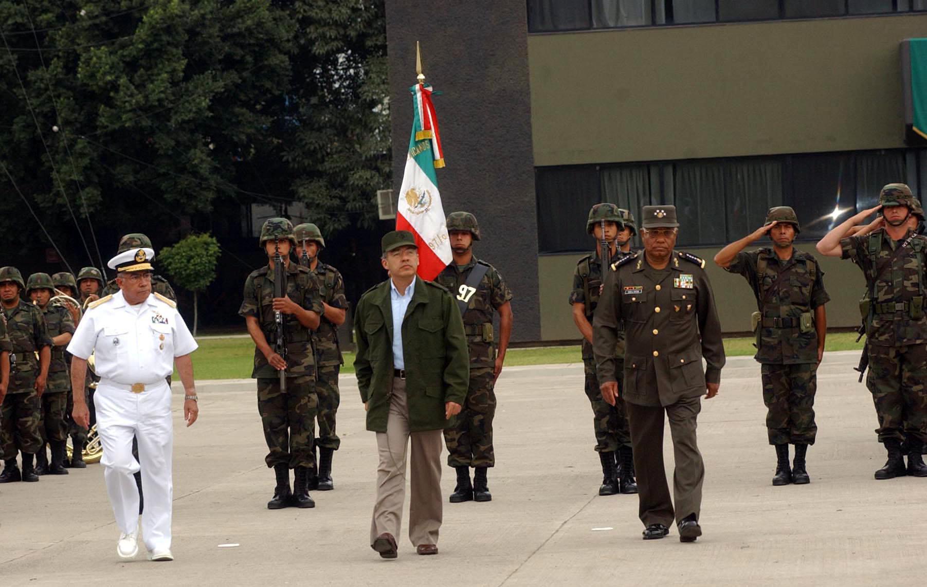 AMLO se burla de Calderón y lo compara con el comandante Borolas; “el cargo le queda grande”, le responde