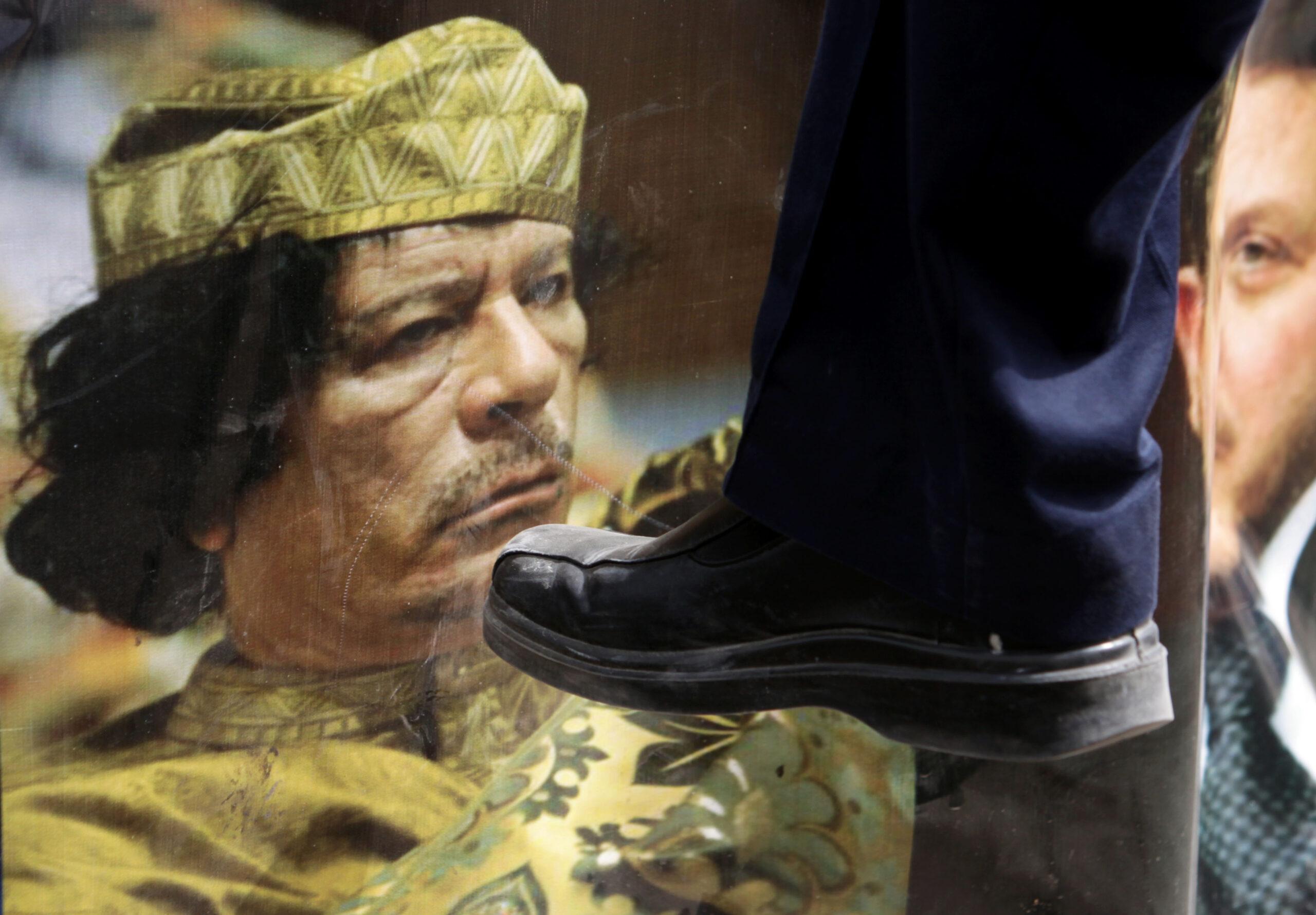 Gadafi culpa a Bin Laden por protestas; el ejército libio ataca a manifestantes