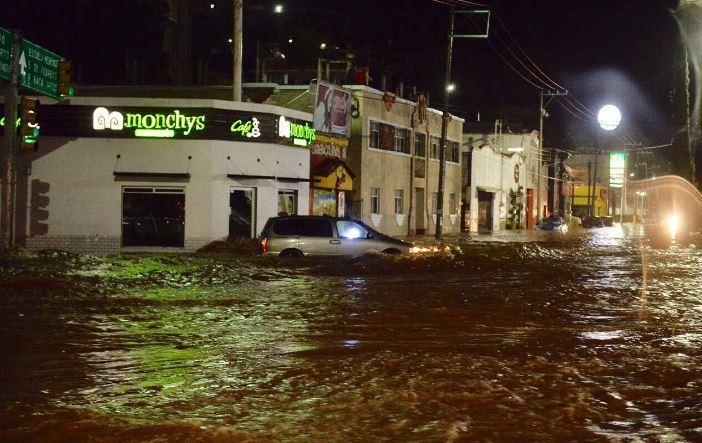 Fuerte tormenta deja cinco muertos en Durango; suspenden clases en la capital