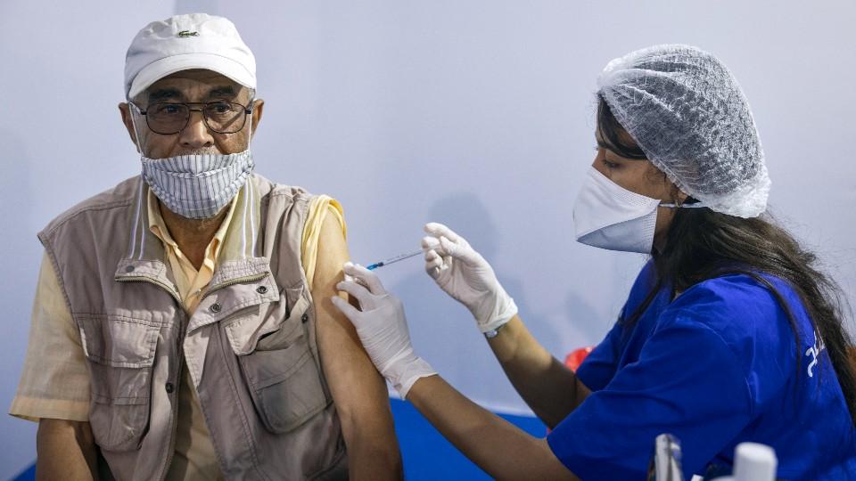 OMS recomienda aplicar tercera dosis de vacuna COVID a grupos de riesgo