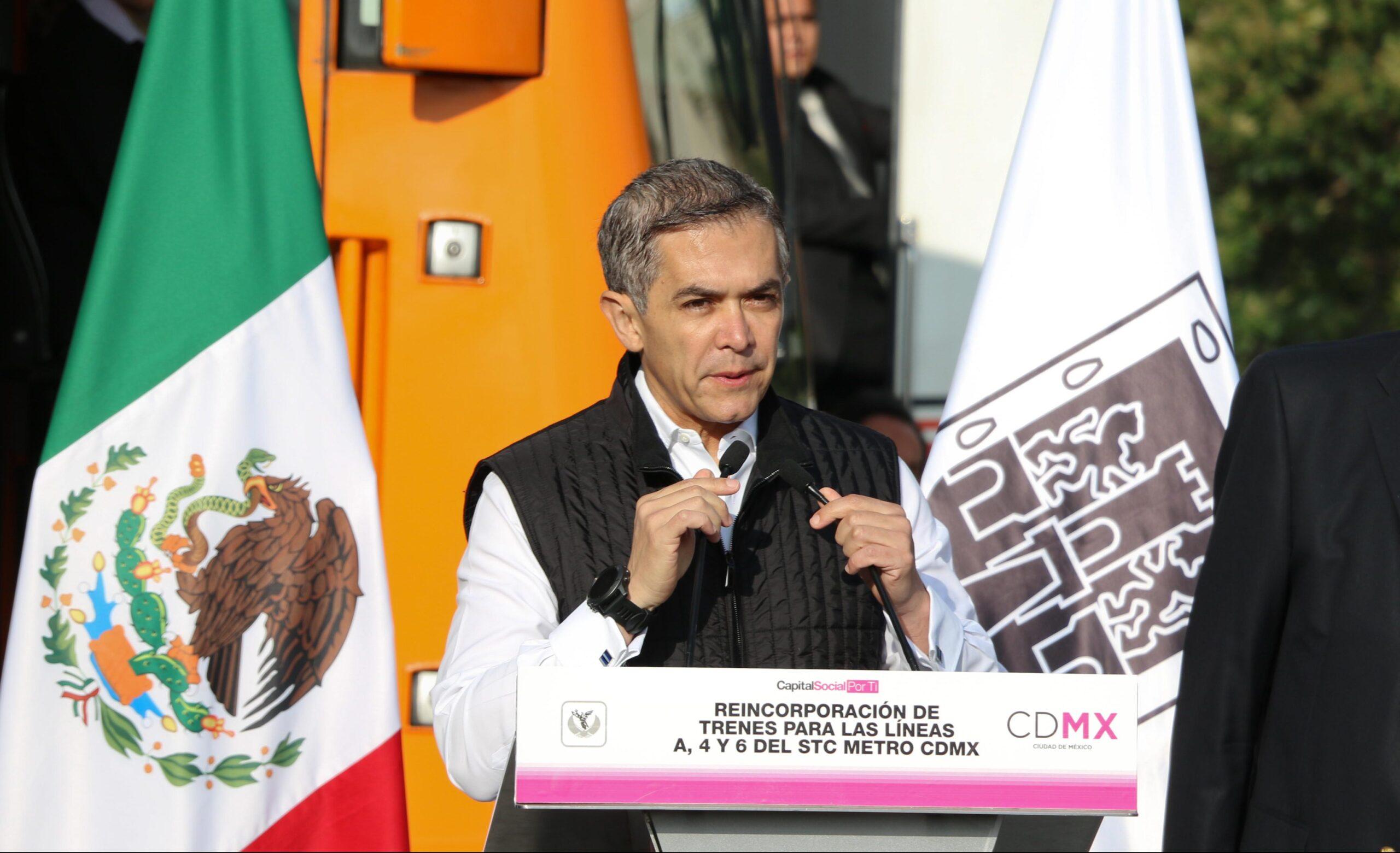 Helicóptero y taxi eléctrico, así llega Mancera a evento sobre transporte público