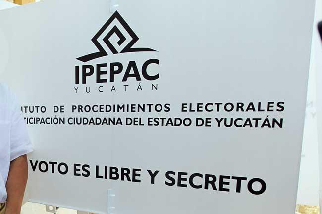 Incendian consejo electoral en Yucatán