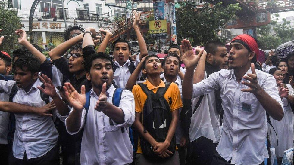 La curiosa protesta de miles de adolescentes de Bangladesh que mantiene colapsada una de las mayores ciudades del mundo