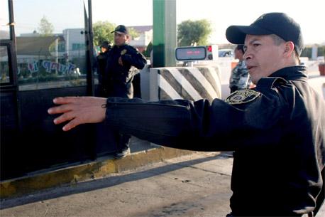 Grupo armado ataca caseta policial en Monterrey