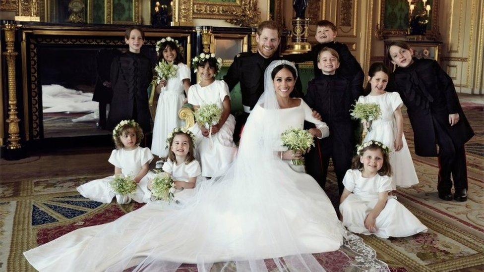 El príncipe Harry y su esposa Meghan Markle publican los retratos oficiales de su boda