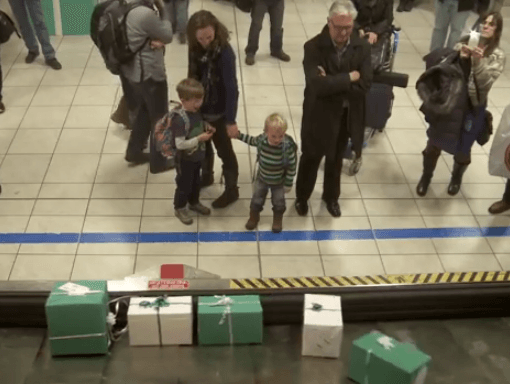 Una aerolínea cumple los deseos de Navidad de todos sus pasajeros