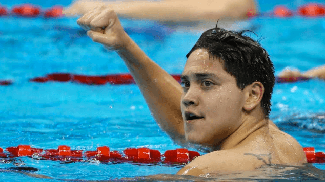 Joseph Schooling, de Singapur, le quita el oro a Michael Phelps en 100 metros mariposa