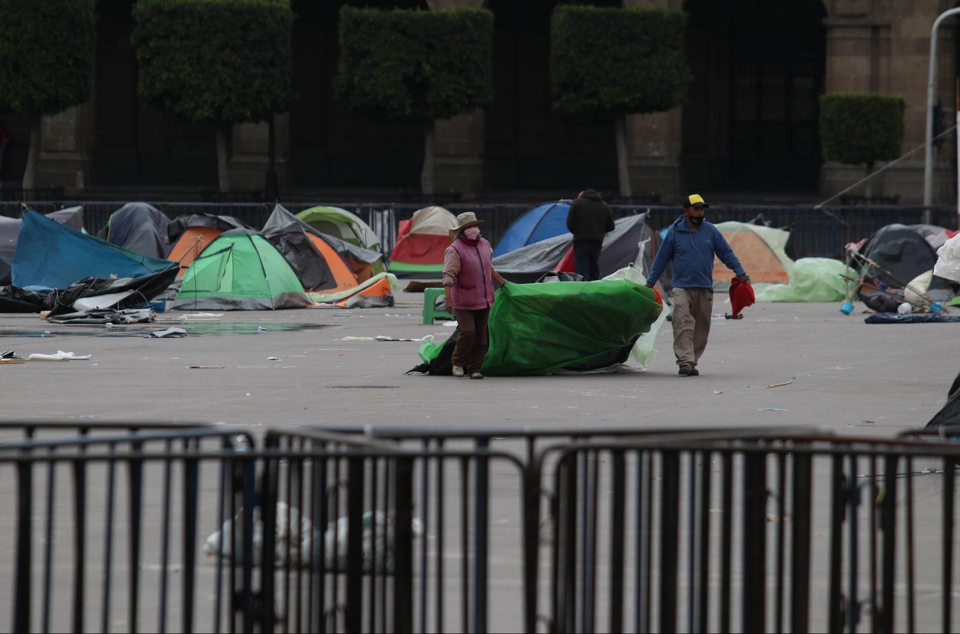 Gobierno de CDMX retira del Zócalo casas de campaña vacías de Frena