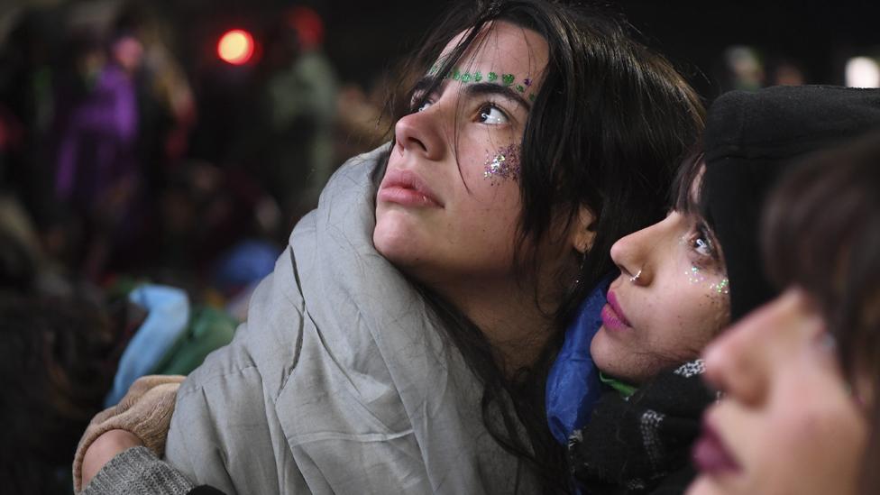 Aborto en Argentina: “Mi hija me está enseñando a no ser machista” y la revolución de las jóvenes dentro de las casas