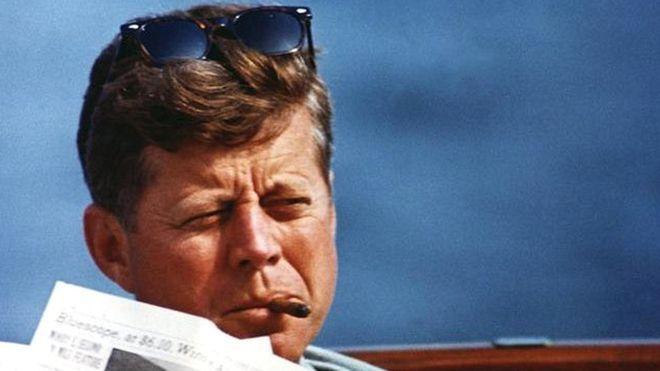 Trump ordena publicar 2,800 documentos sobre Kennedy, pero retiene otros para nueva revisión