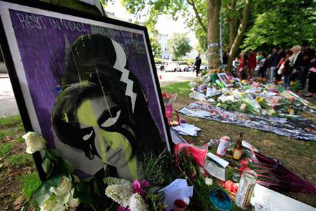 Padres de Amy Winehouse le dan el adiós en Londres
